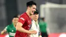 Pelatih Timnas Indonesia, Shin Tae-yong (kanan), saat bercengkerama dengan Elkan Baggot dalam sesi latihan menjelang laga FIFA Matchday melawan Timnas Argentina di Stadion Utama Gelora Bung Karno (SUGBK), Jakarta, Minggu (18/06/2023). (Bola.com/Bagaskara Lazuardi)