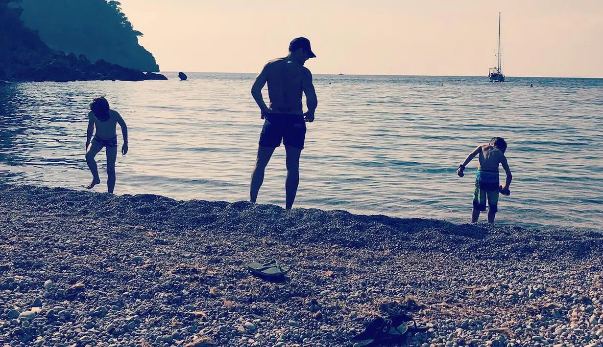 Tak sampai sana, penyanyi ini pun sering juga mengunggah potret kehangatannya bersama dengan anak-anak. (instagram/ricky_martin)