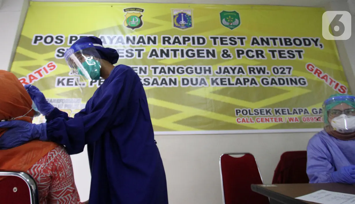 Petugas medis melakukan tes swab antigen di Tower Alamanda Apartemen GNR, Jakarta, Kamis (20/5/2021). Swab antigen untuk penghuni apartemen ditujukan untuk mereka yang telah kembali dari mudik sesuai dengan arahan pemerintah. (Liputan6.com/Fery Pradolo)