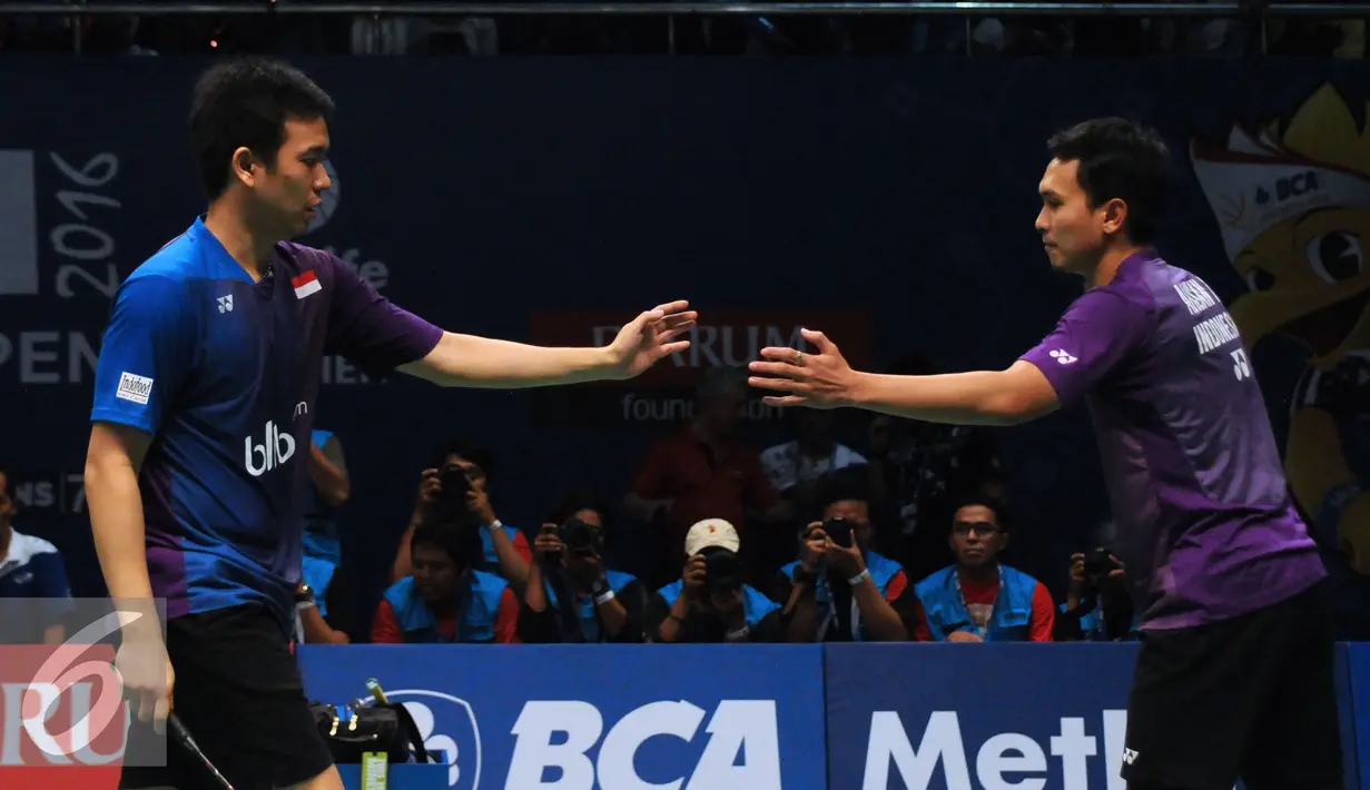 Pebulutangkis ganda putera Indonesia, M Ahsan/Hendra Setiawan bersalaman saat laga melawan OR Cchin Chung/Tang Chun Man (Hongkong) di BCA Indonesia Open 2016, Istora Senayan Jakarta, Rabu (1/6/2016). (Liputan6.com/Helmi Fithriansyah)