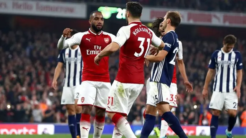 Para pemain Arsenal merayakan gol ke gawang West Bromwich dalam lanjutan Liga Inggris