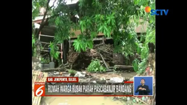 Meski banjir bandang di Jeneponto, Sulawesi Selatan, belum surut, warga mulai kembali ke rumah.