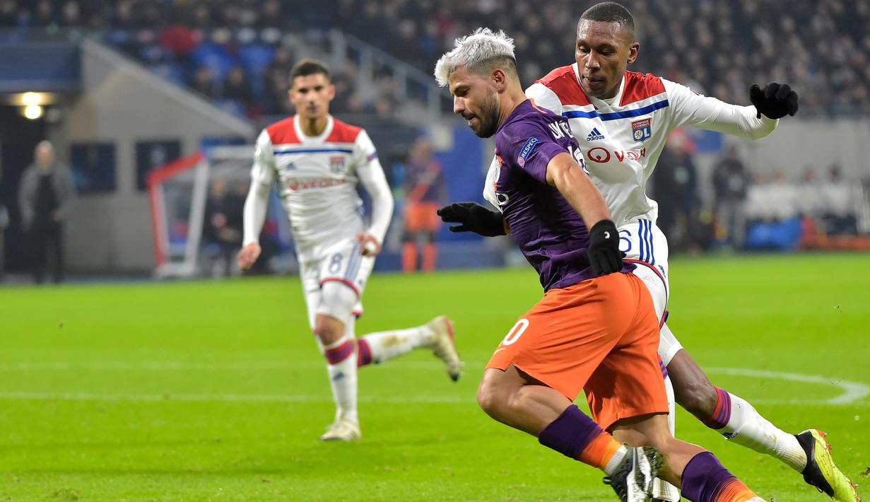 Penyerang man City, Sergio Aguero mencoba melewati pemain Lyon pada laga lanjutan liga champions yang berlangsung di stadion Parc Olympique Lyonnais, Prancis, Rabu (28/11). Manchester City imbang 1-1 kontra Lyon. (AFP/Roman Lafabregue)