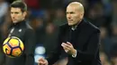 Pelatih Real Madrid, Zinedine Zidane melempar bola ke dalam lapangan saat timnya sedang ketinggalan melawan Las Palmas pada lanjutan La Liga Spanyol di Santiago Bernabeu stadium, Madrid, (1/3/2017). Madrid bermain imbang 3-3.  (AP/Paul White)