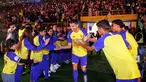 Cristiano Ronaldo memulai petualangannya di Asia dengan bergabung Al Nassr. Ronaldo yang resmi jadi bagian Al Nassr diperkenalkan kemarin dan disambut hangat oleh rekan tim hingga fans. Fans bahkan memenuhi stadion tempat Ronaldo diperkenalkan. (Liputan6.com/IG/cristiano)