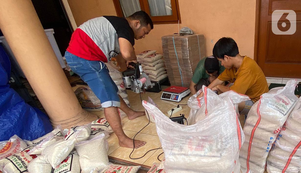 Pekerja melakukan pengemasan beras dalam ukuran 3 Kg dan 5 Kg di kawasan Pisangan Baru, Jakarta Timur, Selasa (20/4/2021). Pengemasan ulang beras 3 kg dan 5 Kg mengalami peningkatan 20% sampai 30% selama seminggu memasuki bulan puasa. (Liputan6.com/Herman Zakharia)