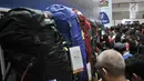 Pengunjung mencari perlengkapan outdoor saat INDOFEST 2019 di JCC Senayan, Jakarta, Kamis (7/3). Pameran tahunan INDOFEST menghadirkan berbagai produk kegiatan luar ruangan (outdoor) tawaran harga diskon hingga 70 persen. (Merdeka.com/Iqbal S Nugroho)