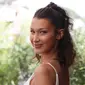 Model AS Bella Hadid berpose dalam acara promosi Magnum selama Festival Film Cannes KE-71 di private beach, Cannes, Prancis selatan (10/5). Bella Hadid tampil cantik dan seksi dengan gaun putih minim dengan kalung di lehernya. (AFP Photo/Valery Hache)