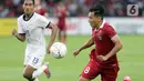 Pemain tengah timnas Indonesia, Witan Sulaeman (kanan) berebut bola dengan Saret Krya (Kamboja) pada kualifikasi Grup A Piala AFF 2022 di Stadion Utama Gelora Bung Karno, Jakarta, Jumat (23/12/2022). Indonesia unggul 2-1 atas Kamboja. (Liputan6.com/Helmi Fithriansyah)
