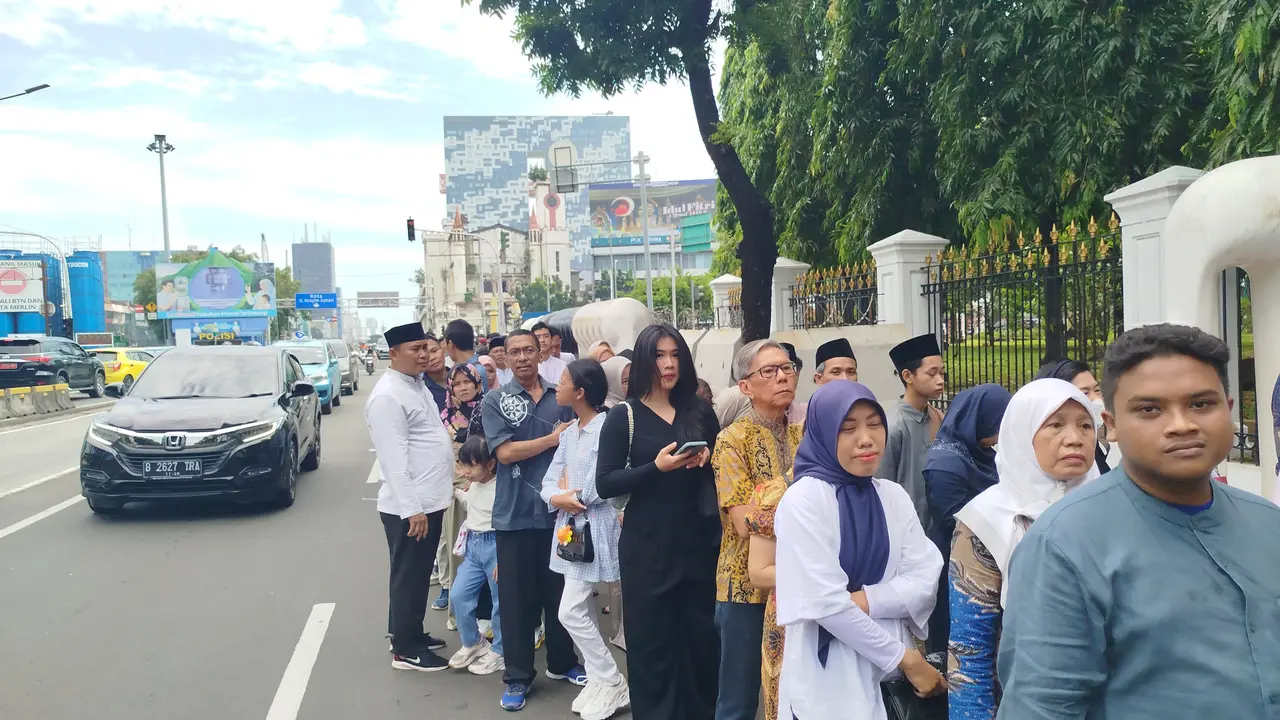 Ribuan masyarakat padati Kantor Kementerian Sekretaris Negara (Mensesneg) pada hari pertama Lebaran Idul Fitri 2024.