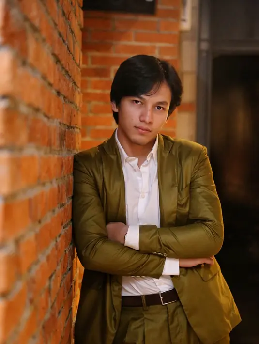 "Gue sebagai Bara atau Mahesa. Di sini ceritanya dia disuruh kuliah sama orangtuanya. Tapi karena dia memilih jalan hidupnya sendiri, dia keluar kuliah dan mencari jalannya sendiri, lagi mencari jati dirinya," lanjutnya. (Adrian Putra/Bintang.com)