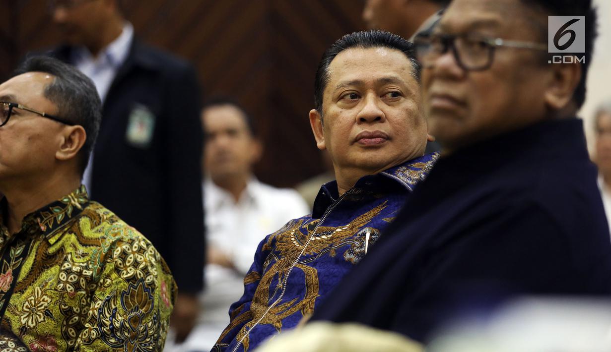 Ketua MPR Zulkifli Hasan, Ketua DPR Bambang Soesatyo dan Ketua DPD Oesman Sapta Odang saat menghadiri Refleksi Akhir Tahun dan Tahun Politik 2019 di Nusantara III, Kompleks Parlemen MPR/DPR-DPD, Senayan, Jakarta, Selasa (18/12). (Liputan6.com/Johan Tallo)