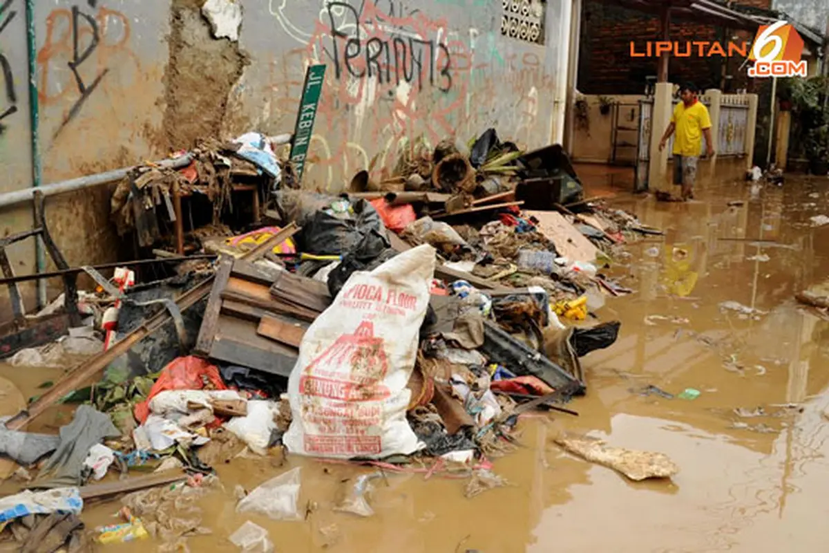 7-banjir-panen-sampah-140123d.jpg