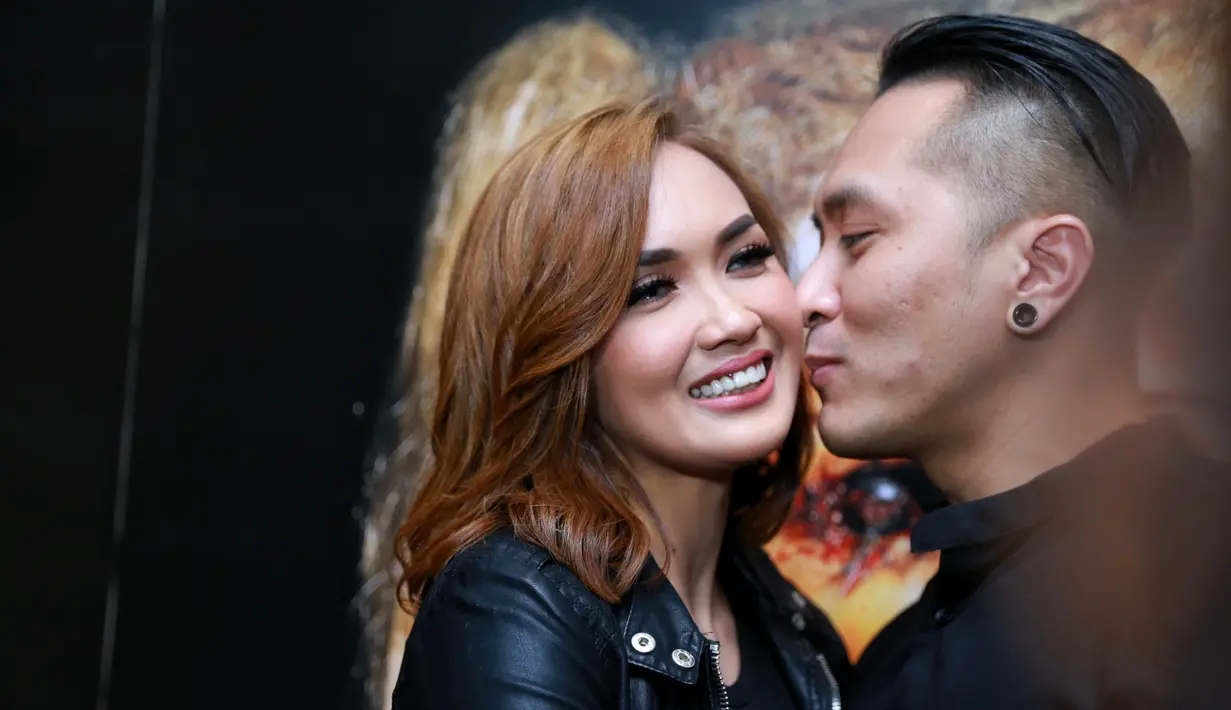 Begitu juga saat bulan Ramadan tiga tahun silam. Ketika setan dibelengu, tapi dalam rumah Demian dan Sara, makluk gaibnya semakin agresif. Banyak kejadian-kejadian aneh di rumahnya. Termasuk pintu rumah digedor-gedor. (Adrian Putra/Bintang.com)