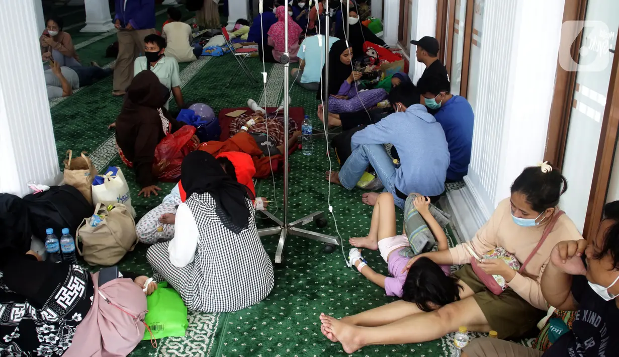 Sejumlah pasien RS Medika Permata Hijau saat dievakuasi di dalam Masjid Asy-Syukur, Jalan Kebayoran Lama, Jakarta, Minggu (30/10/2022). Evakuasi dilakukan sebagai antisipasi dampak kebakaran yang terjadi kawasan pemukiman persis di belakang RS Medika Permata Hijau dan kembali ke RS sekitar pukul 14.30 WIB. (Liputan6.com/Helmi Fithriansyah)