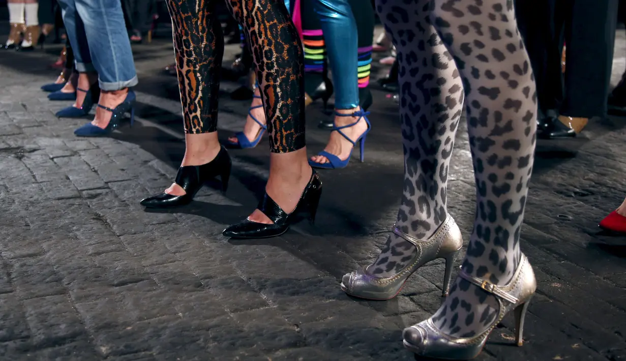 Peserta bersiap mengikuti lomba lari sepatu hak tinggi di Paris, Kamis (15/10). Perlombaan ini diadakan perusahaan e -Commerce yang mengkhususkan diri dalam penjualan online sepatu dan aksesoris dalam rangka ulang tahun ke-10. (REUTERS/Charles Platiau)