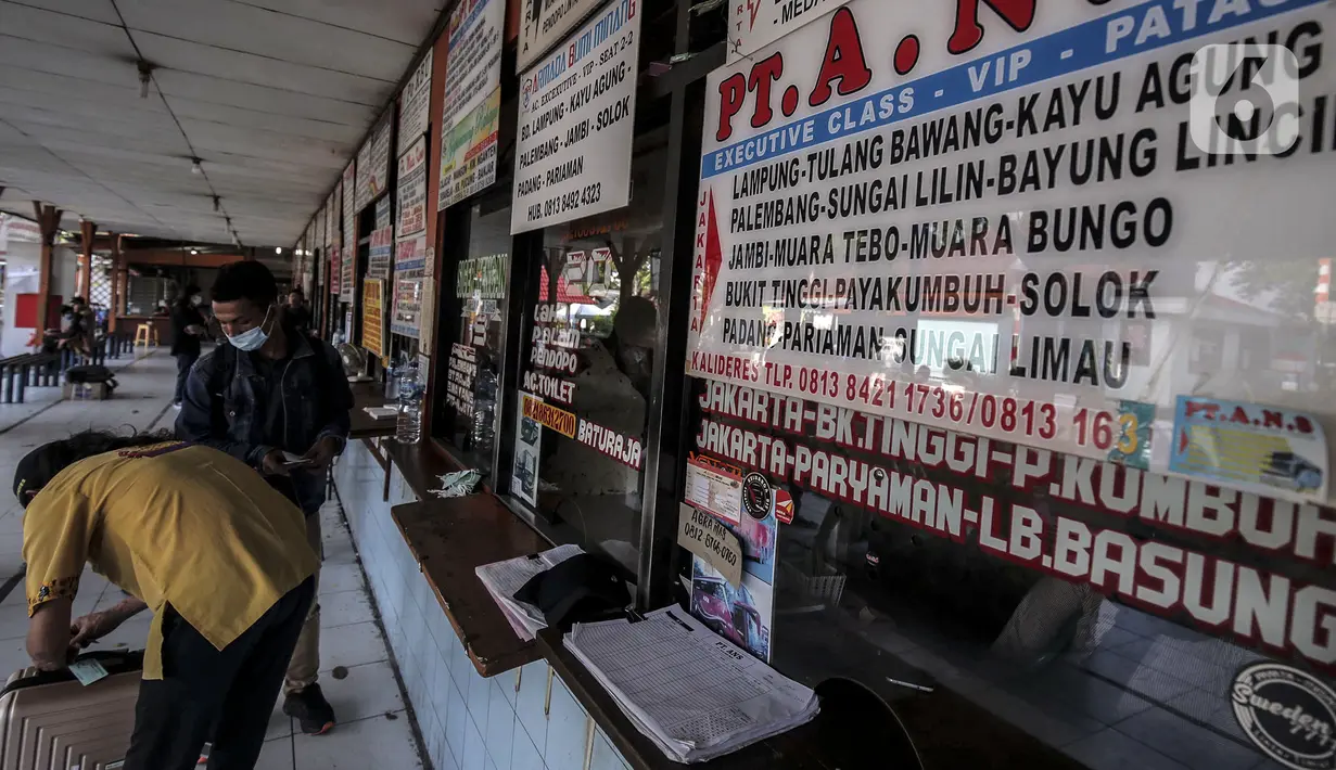 Aktivitas penumpang di Terminal Kalideres, Jakarta Barat, Kamis (29/10/2020). Memasuki libur panjang Maulid Nabi Muhammad SAW, masih belum terlihat lonjakan penumpang yang signifikan di Terminal Kalideres. (Liputan6.com/Johan Tallo)