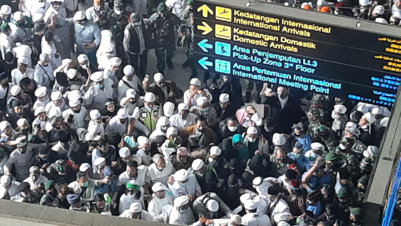 Rizieq Shihab saat menembus massa FPI di Bandara Soetta