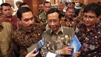 Kepala BNPT Suhardi Alius dan Menko Polhukam Mahfud Md. (Liputan6.com/Putu Merta Surya Putra)