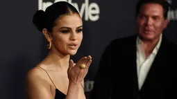 Penyanyi  Selena Gomez menyapa pengunjung saat menghadiri acara InStyle Awards ke-3 di The Getty Center Getty Center, Los Angeles, California, (23/10). Selena Gomez tampil cantik dengan gaun hitam seksi. (Photo by Chris Pizzello/Invision/AP)