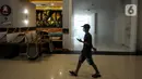 Seorang pria berjalan di Teras Kota Mall, BSD, Tangerang Selatan, Banten, Kamis (22/7/2021). Tempat yang tak tutup di antaranya restoran, supermarket, pasar swalayan, dan apotek/toko obat/optik serta vaksinasi yang dilaksanakan di pusat perbelanjaan/mal/pusat perdagangan. (merdeka.com/Arie Basuki)