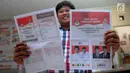 Petugas KPU Tangerang Selatan menunjukan surat suara Pilpres untuk pelaksanaan Pemungutan Suara Ulang (PSU) Pemilu 2019 di Kantor KPU Tangerang Selatan, Selasa (23/4). PSU dilakukan karena adanya dugaan pelanggaran pada pelaksanaan Pemilu serentak 17 April 2019 lalu. (merdeka.com/Arie Basuki)