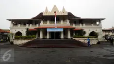 Tampilan depan eks kediaman Raden Saleh di kawasan Cikini, Jakarta, Selasa (26/4/2016). Sekitar 1852, Raden Saleh, maestro lukis Indonesia mendirikan rumah ini di atas tanah milik istrinya. (Liputan6.com/Helmi Fithriansyah)