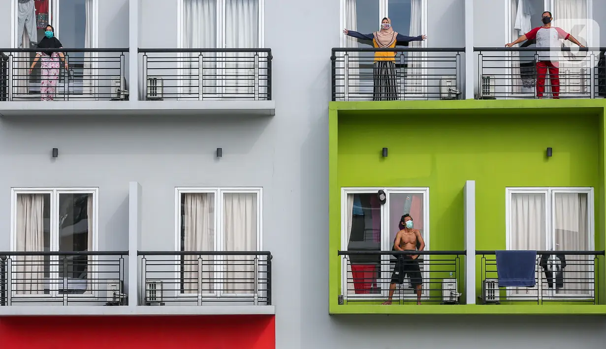 Pasien orang tanpa gejala (OTG) Covid-19 mengikuti senam pagi bersama tenaga medis dari atas balkon di Rumah Singgah Karantina Covid-19 Kabupaten Tangerang, Selasa (26/5/2020). Rumah singgah berkapasitas 100 orang, rutin melakukan senam pagi setiap hari pukul 08.00 WIB. (Liputan6.com/Fery Pradolo)