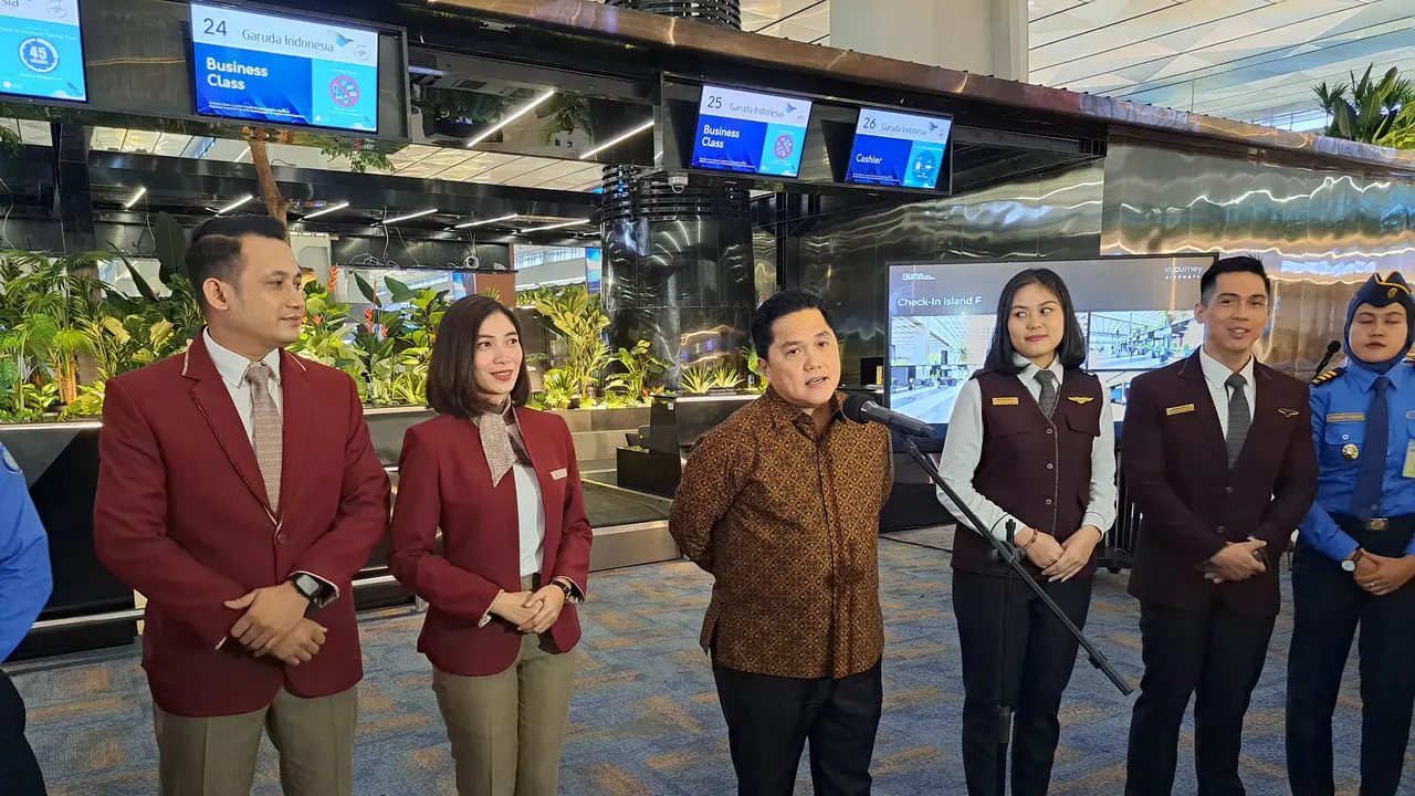 Menteri Erick Tohir Perkenalkan Seragam Petugas Bandara yang Baru, Seperti Apa?
