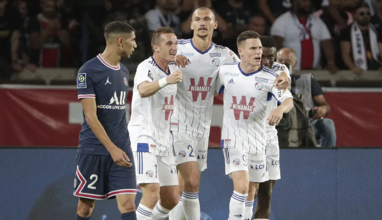 Sementara sang tamu Strasbourg hanya bisa membalas lewat Kevin Gameiro dan Ludovic Ajorque. (Foto/AFP/Geoffroy Van Der Hasselt)