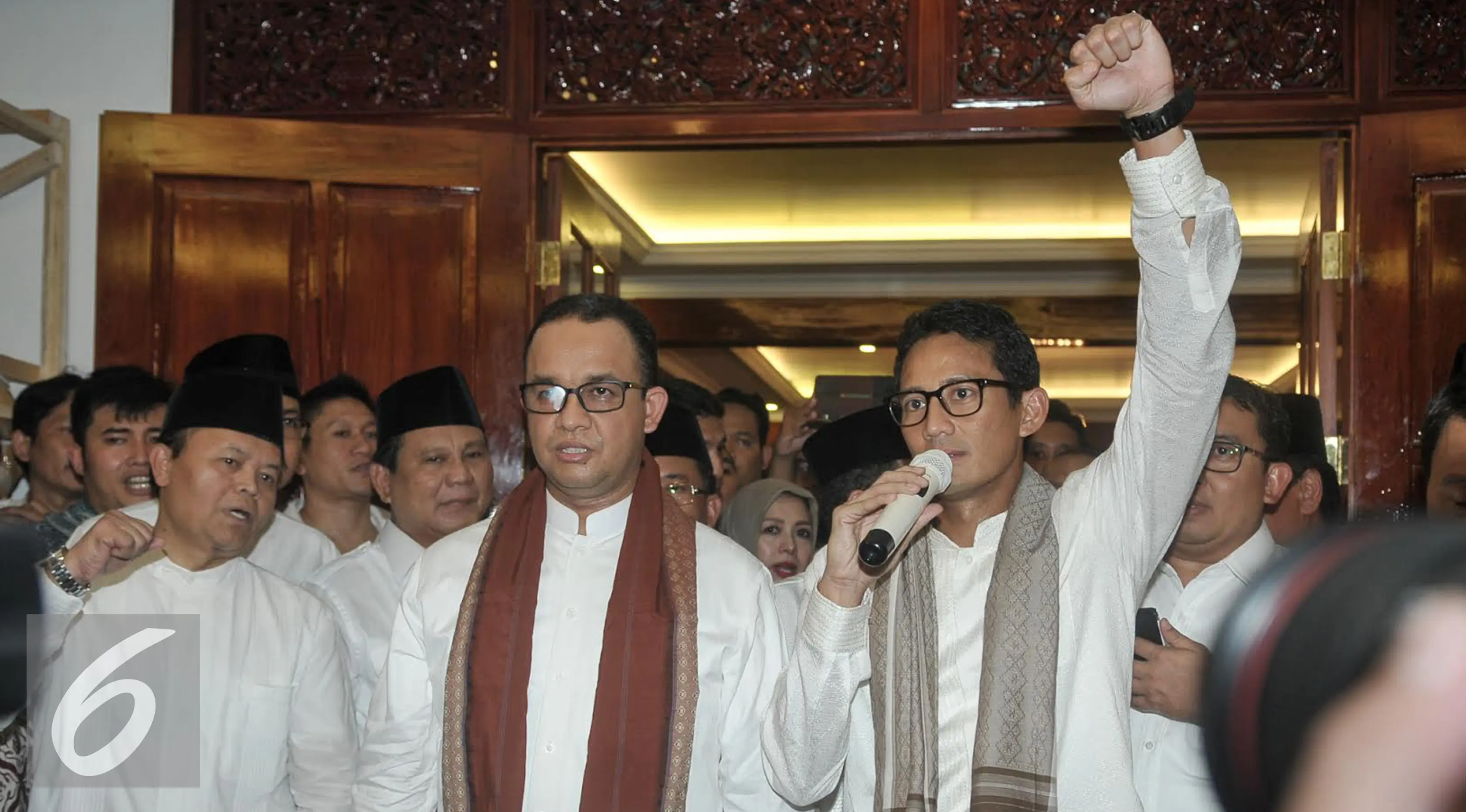 Calon Wakil Gubernur DKI yang diusung Gerindra dan PKS, Sandiaga Salahudin Uno (kanan) memberikan keterangan pers saat deklarasi di kediaman orang tua Ketua Umum Gerindra, Prabowo Subianto, Jakarta, Jumat (23/9).  (Liputan6.com/Yoppy Renato)