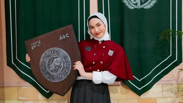 Gaya Jilbab Mleyot ala Xaviera Putri