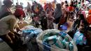 Warga antre mendapatkan pampers dan biskuit bagi anak-anak di Posko pengungsian Mangunkerta, Cianjur, Jumat (23/12/2022). Lebih dari sebulan sejak musibah gempa bumi 5,2 SR sejumlah warga masih tinggal di pengungsian dengan bantuan kebutuhan hidup dari para donatur. (merdeka.com/Arie Basuki)