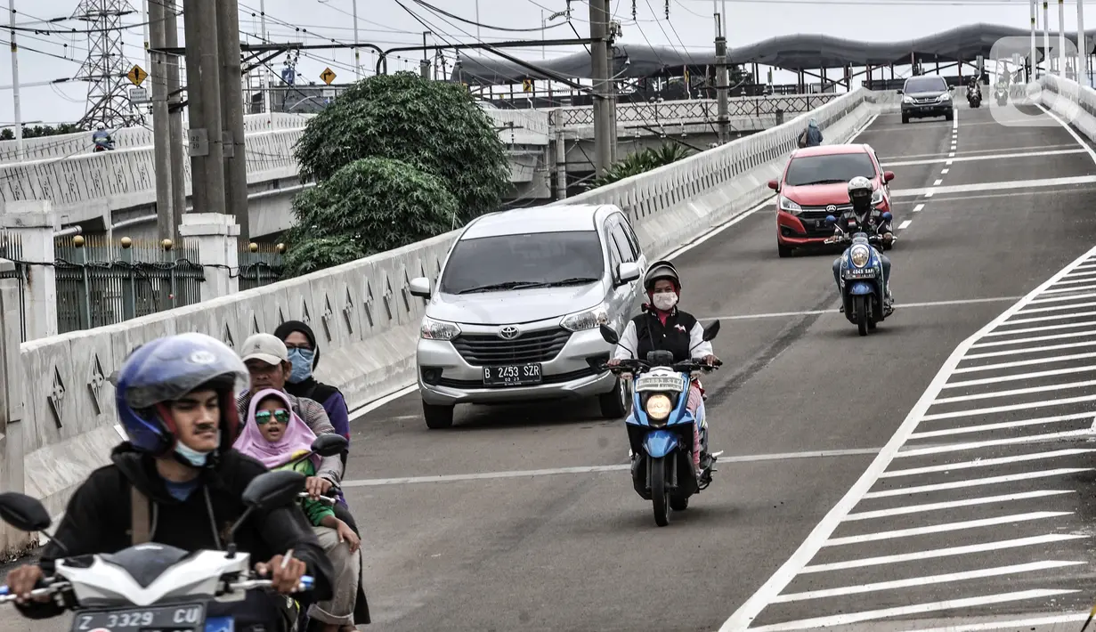 Sejumlah kendaraan melintasi jalan layang atau flyover Lenteng Agung, Jakarta, Minggu (31/1/2021). Uji coba flyover tapal kuda dilakukan selama tiga hari, mulai 31 Januari 2021 hingga 2 Februari 2021. (merdeka.com/Iqbal S. Nugroho)