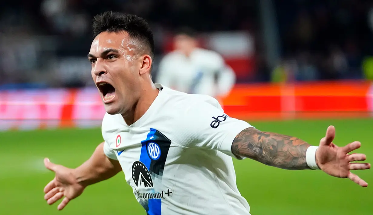 Pemain Inter Milan Lautaro Martinez melakukan selebrasi usai mencetak gol ke gawang Salzburg melalui tendangan penalti pada pertandingan sepak bola Grup D Liga Champions di Salzburg, Austria, Rabu (8/11/2023). (AP Photo/Petr David Josek)