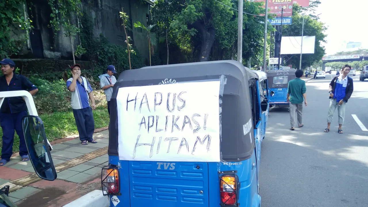 Tak Hanya Taksi, Bajaj dan Angkutan Umum Lain pun Ikut Berdemo