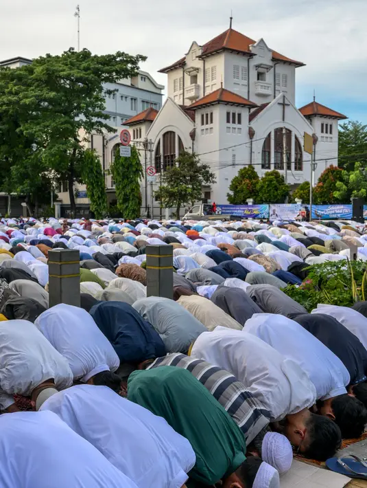 Sidang Isbat penentuan 1 Syawal 1446 Hijriah dihadiri sejumlah perwakilan duta besar negara sahabat, ahli falak, dan perwakilan Ormas Islam. (BAY ISMOYO/AFP)