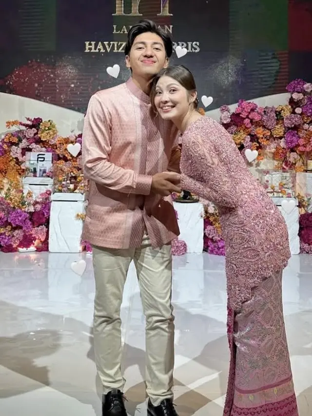 Haviza Devi Dibalut Kebaya Pink saat Tunangan dengan Harris Vriza di Medan.