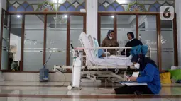 Sejumlah pasien RS Medika Permata Hijau saat dievakuasi di dalam Masjid Asy-Syukur, Jalan Kebayoran Lama, Jakarta, Minggu (30/10/2022). Sebanyak 27 pasien dievakuasi sebagai antisipasi dampak kebakaran yang terjadi kawasan pemukiman persis di belakang RS Medika Permata Hijau dan kembali ke RS sekitar pukul 14.30 WIB. (Liputan6.com/Helmi Fithriansyah)