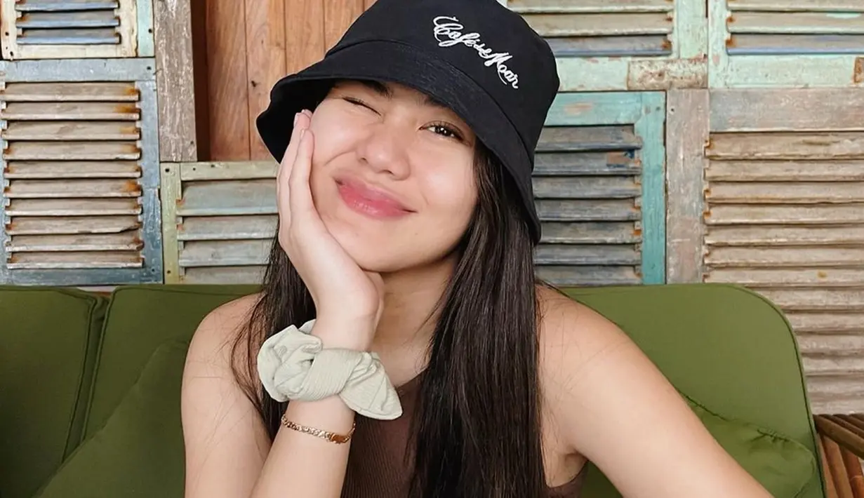 Perempuan kelahiran 2002 ini sudah menginjak usia 20 tahun dan sering tampilkan gaya yang modis. Aaliyah Massaid cukup sering mengunggah gaya OOTD yang fashionable dengan memakai topi.(Liputan6.com/IG/@aaliyah.massaid)