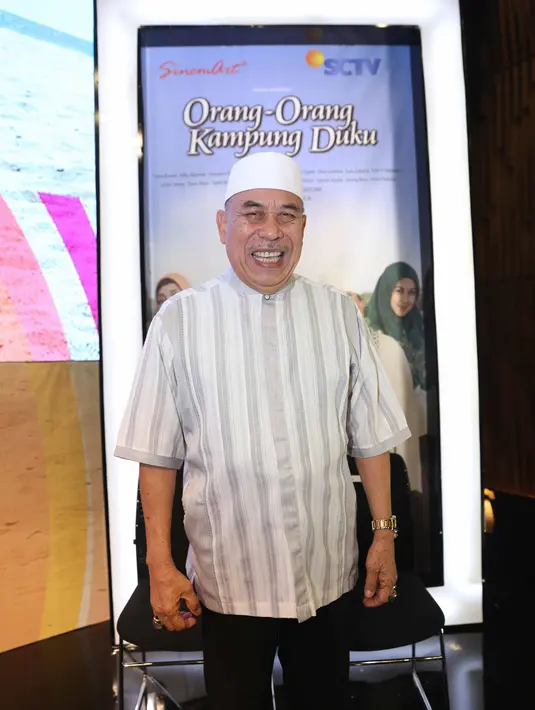 Berbeda dengan penampilannya dulu dalam sinetron yang dibenci pemirsa lantaran ulahnya. Kali ini, ia memerankan dengan baju buluk, suka pakai topi miring, suka menggoda cewek cantik dan budeg. (Nurwahyunan/Bintang.com)