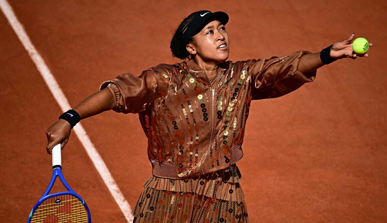 Naomi Osaka dari Jepang melakukan servis saat pemanasan sebelum pertandingan tunggal putri melawan Donna Vekic (Kroasia) pada hari ke-5 turnamen Prancis Terbuka 2026 di Lapangan Simonne-Mathieu, Kompleks Roland-Garros, Paris pada Kamis 28 Mei 2026. (JULIEN DE ROSA/AFP)