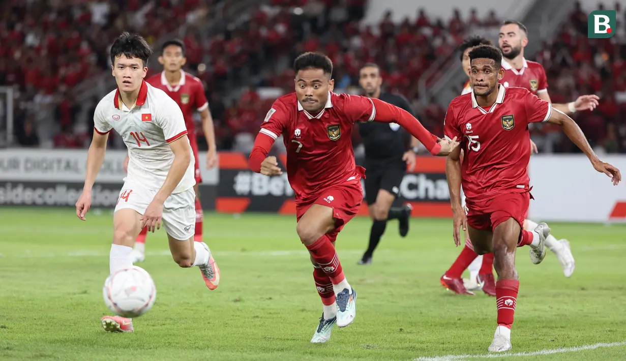 <p>Pemain Timnas Indonesia, Saddil Ramdani (tengah) berusaha mengejar bola dibayangi pemain Vietnam, Hoang Duc Nguyen dalam laga leg pertama babak semifinal Piala AFF 2022 di Stadion Utama Gelora Bung Karno (SUGBK), Jumat (6/1/2023) sore WIB. (Bola.com/Abdul Aziz)</p>