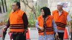 Tersangka mantan anggota DPRD Sumut Fadly Nurzal (kiri), Tiaisah Ritonga (tengah) dan Rizal Sirait (kanan) tiba di Gedung KPK, Jakarta, Jumat (26/10). Ketiganya akan menandatangani perpanjangan penahanan terkait dugaan suap. (Merdeka.com/Dwi Narwoko)