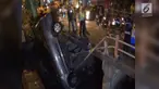 ﻿Sebuah mobil mini bus yang di kendarai mahasiswi di Kota Surabaya, menabrak pembatas sungai dan tercebur di sungai.