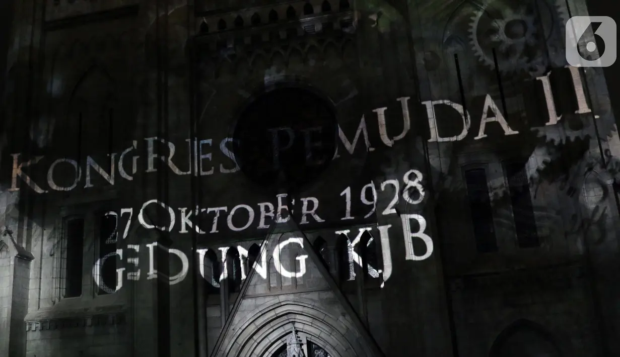 Pemutaran video mapping di Gereja Katedral menampilkan sejarah Kongres Pemuda II , Jakarta, Minggu (27/12/2019). Pemutaran video mapping ini untuk memperingati Hari Sumpah Pemuda ke-91 dan berlangsung hingga 28 Oktober. (Liputan6.com/Helmi Fithriansyah)
