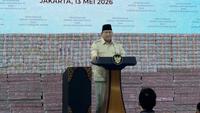 Presiden Prabowo Subianto saat menghadiri Penyerahan Denda Administratif dan Lahan Kawasan Hutan di Kejaksaan Agung (Kejagung) Jakarta Selatan, Rabu (13/5/2026). (Liputan6.com/Lizsa Egeham)