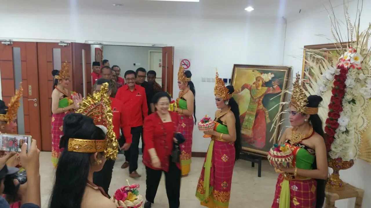Umumkan Cagub-Cawagub Bali, Megawati Disambul Gamelan
