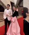 Nong Poy dan suami semakin tak ragu pamer kemesraan di depan umum. Terbaru, Oak Phakwa temani Nong Poy nonton Opera yang jadi bagian dari acara Cartier di Sidney [@poytreechada]
