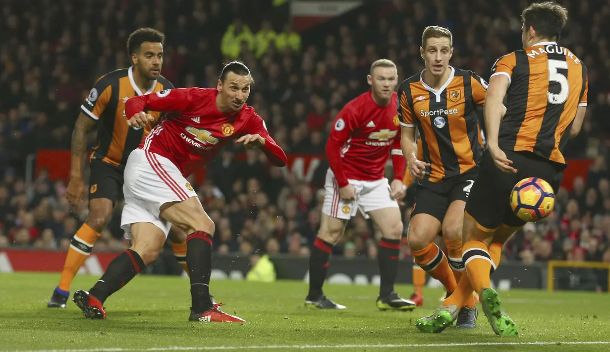 Tembakan Zlatan Ibrahimovic melewati hadangan para pemain Hull City gagal berbuah gol pada lanjutan Premier League pekan ke-23 di Old Trafford, Manchester, selasa (01/02/2017). MU bermain imbang 0-0. (AP/Dave Thompson)